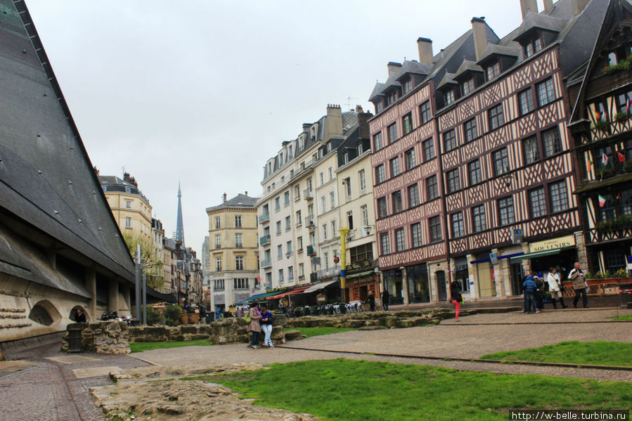 Правую часть площади Старого рынка занимает современная церковь Жанны д’Арк, Руан, Франция
