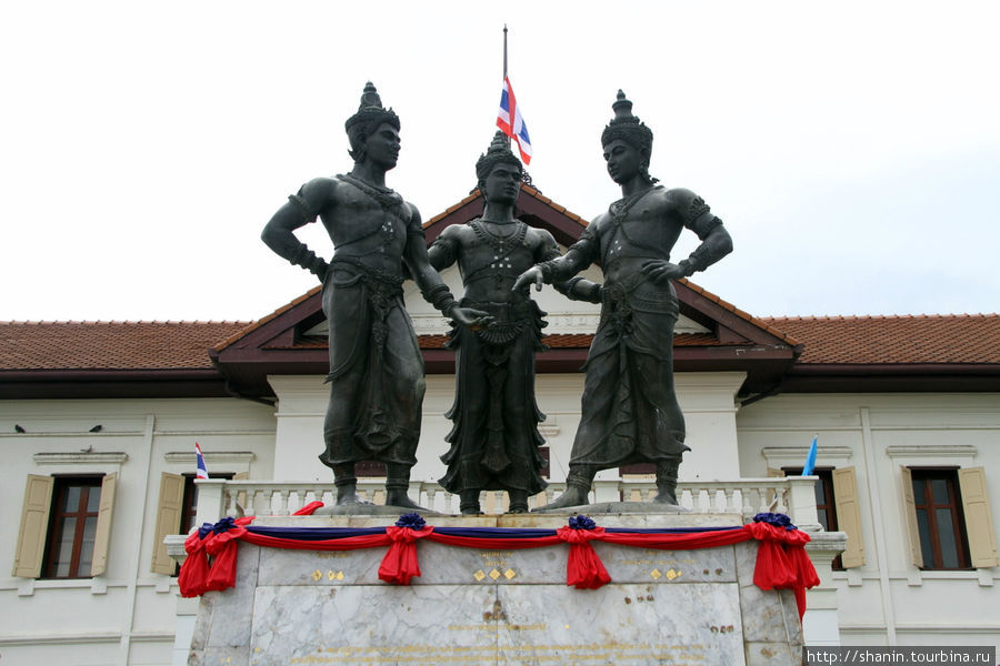 Памятник Трем Королям — как ориентир. Став лицом к ним, идем в первый переулок слева. Чиангмай, Таиланд