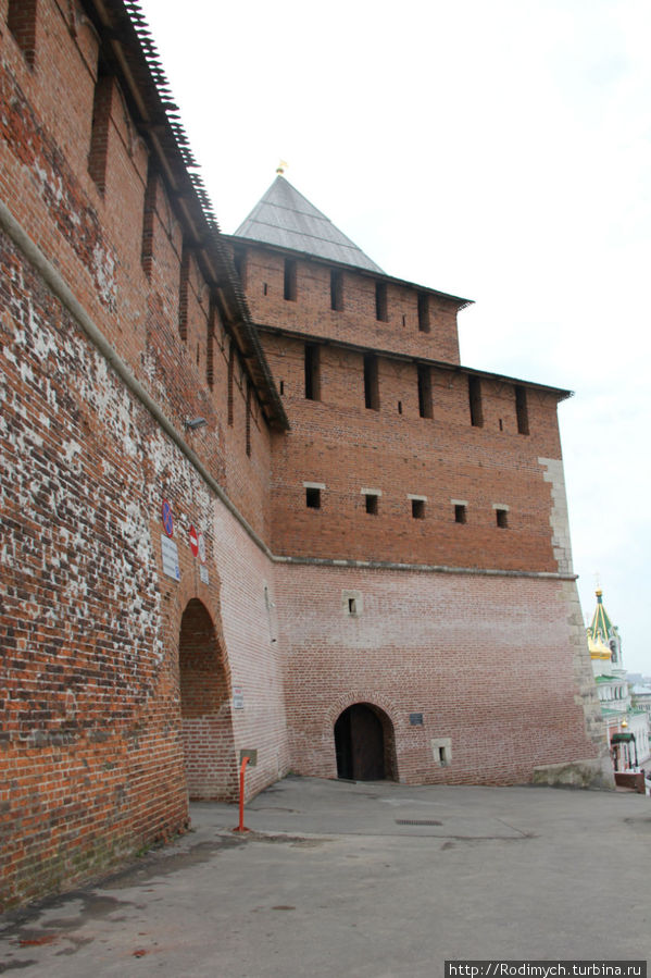 Новодельные входы — боковой в башню, и через стену внутрь Кремля Нижний Новгород, Россия