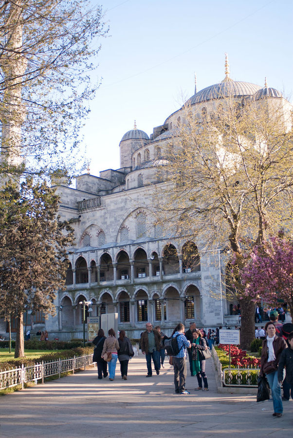 Снаружи мечеть выглядит изящнее и воздушней собора. Стоит учесть, что построена она была тысячелетием позже, а сама архитектура подозрительно указывает на переосмысленный византийский стиль. Стамбул, Турция
