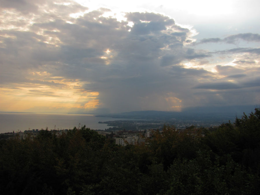 Такой, вот, хмурой предстала перед нами Лозанна с высоты смотровой площадки Синьяль Лозанна, Швейцария