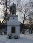 Памятник учителям и выпускникам средней школы, погибшим в Великой Отечественной войне.