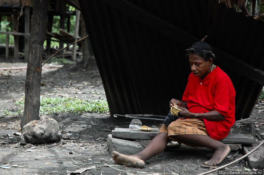 Женщина занимается вязанием. Папуа, Индонезия