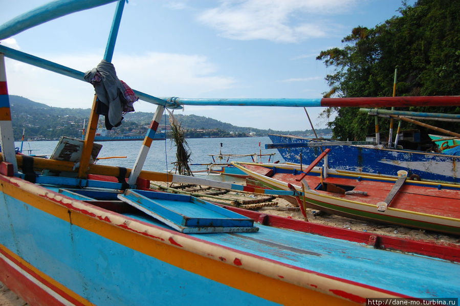Лодки на берегу Джайпура, Индонезия