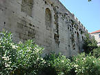 Крепостные стены с внешней стороны дворца