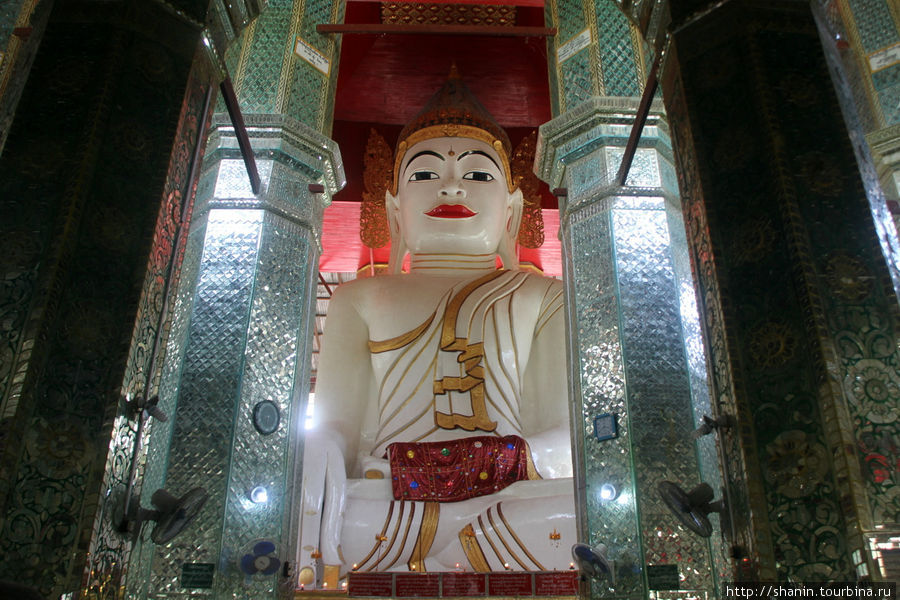 Пагода с огромным Буддой и зеркальными стенами Амарапура, Мьянма