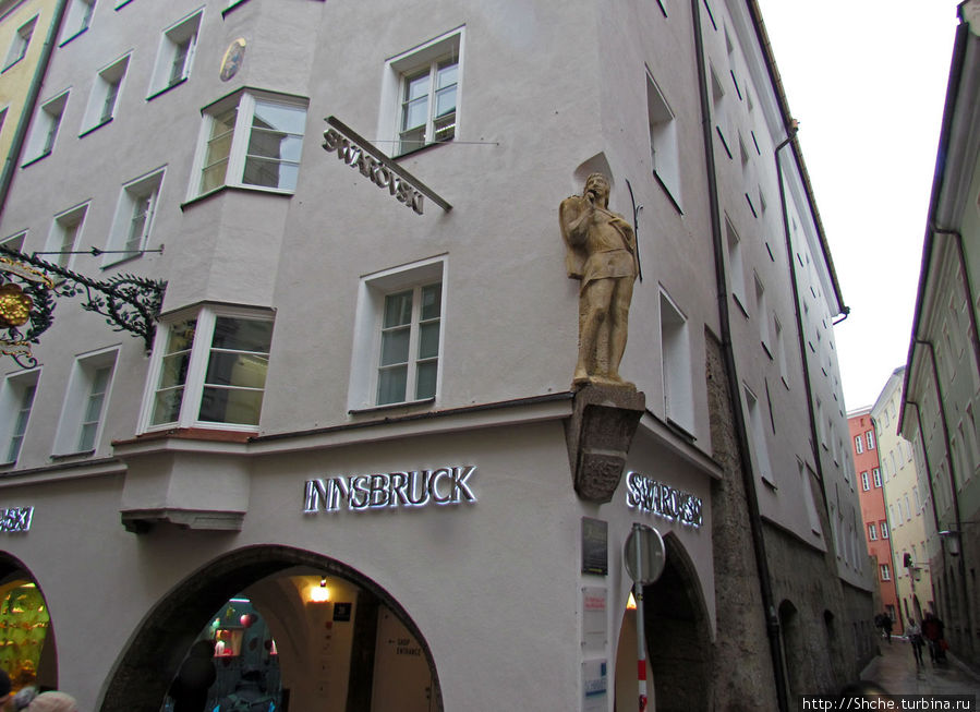 А начинается Старый город и Herzog-Friedrich-Straße с магазина Swarovski