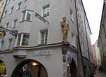 А начинается Старый город и Herzog-Friedrich-Straße с магазина Swarovski