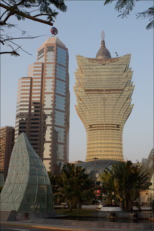 Отель и казино Grand Lisboa (справа) и здание Bank of China Макао