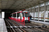 Третья, последняя метростанция — Пионерская. Она одновременно напоминает станции Воробьевые горы и Филевскую ветку московского метро. Обратите внимание на переход между путями.
