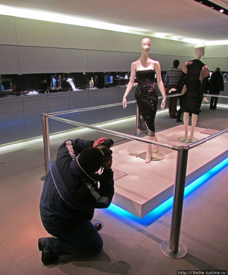 Музей представляет собою небольшой зал, посредине два манекена в красивых платьях, по периметру зала — музейные экспонаты