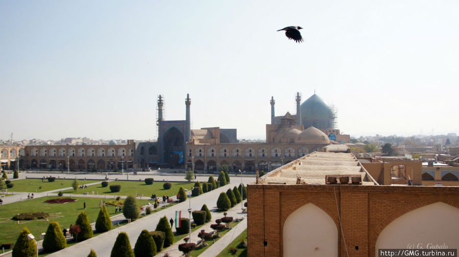 В одном из красивейших городов мира есть самая красивая площадь на свете (оценка моя личная, никому не навязываю).
Площадь называется Площадь Имама. Она включена в список Всемирного наследия ЮНЕСКО под номером 115. Исфахан, Иран