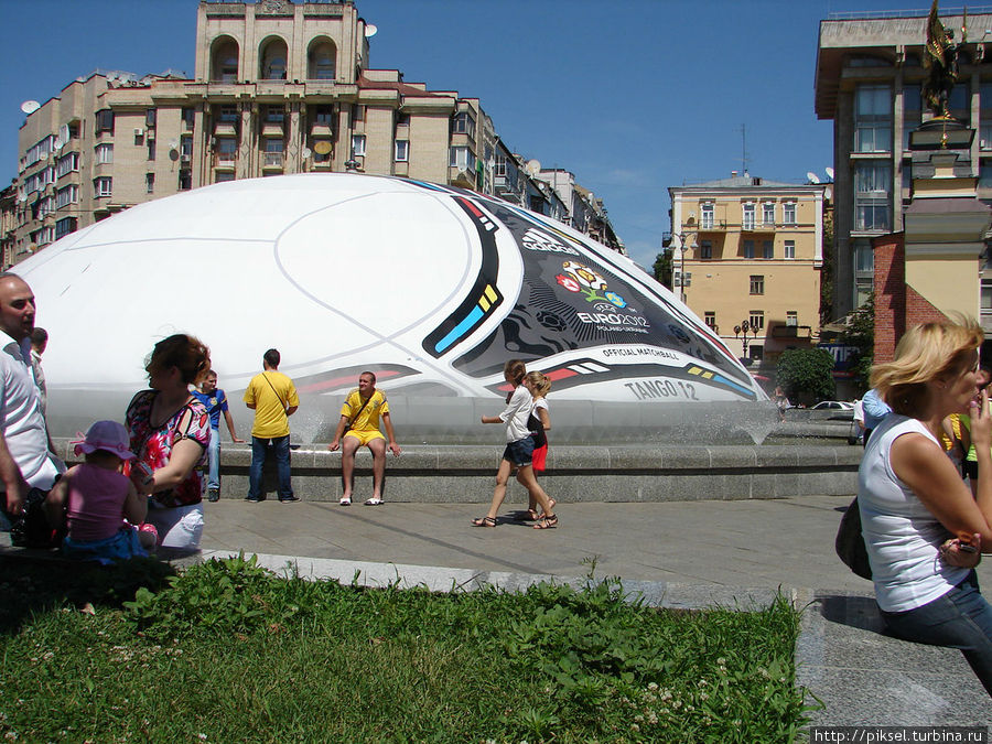 Хорошо в жаркий день находиться возле фонтанов Киев, Украина