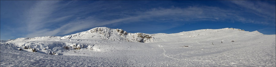Тропа на верхнем плато Чатыр-Даг. Налево на Эклизи-Бурун, направо на Ангар-Бурун. Январь 2009 г. Алушта, Россия