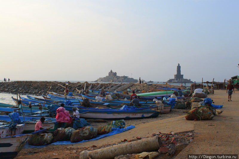 Лодки на фоне самой южной точки Каньякумари Каньякумари, Индия