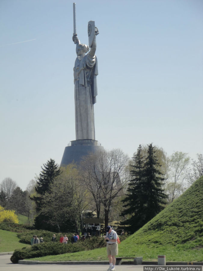 Практически отовсюду в Киеве можно увидеть монумент Родина-мать Киев, Украина