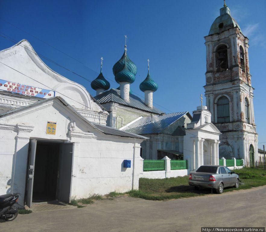 Воскресенская церквь в Чёрной Заводи. Некасовский район Ярославской области.

Кирпичная церковь, построенная в 1763 при помощи графа Г. И. Головкина. 
В 1930-х была закрыта, но в 1945 возвращена верующим, более не закрывалась.