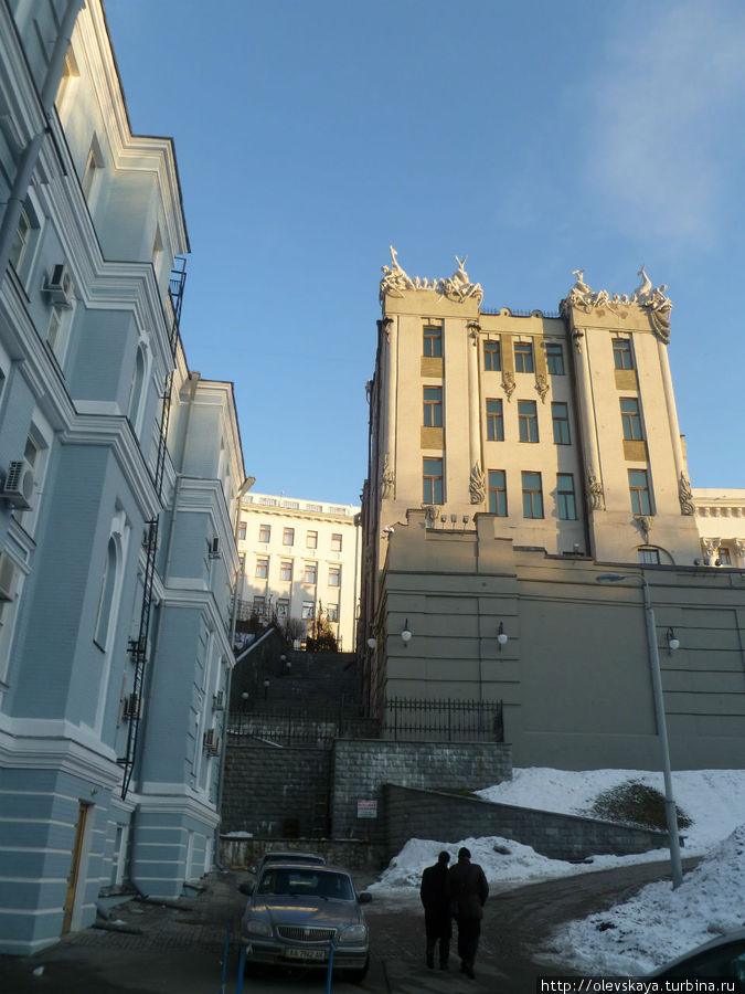 Слева театр, прямо — Дом с химерами Киев, Украина