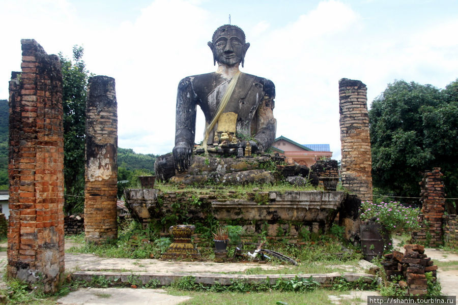 Сидящий будда и руины храма Провинция Сиенгкхуанг, Лаос