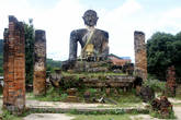 Сидящий будда и руины храма