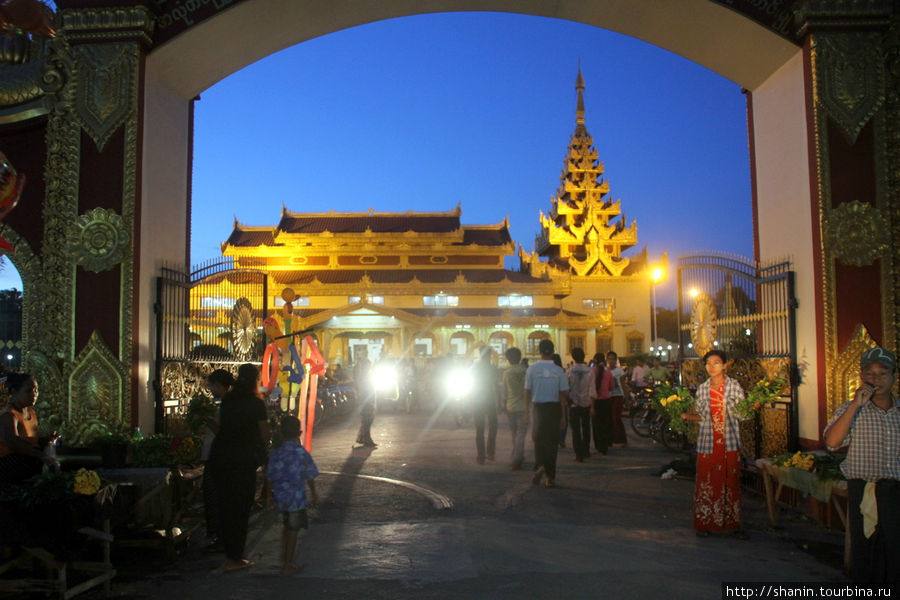 Вход в пагоду Монива, Мьянма