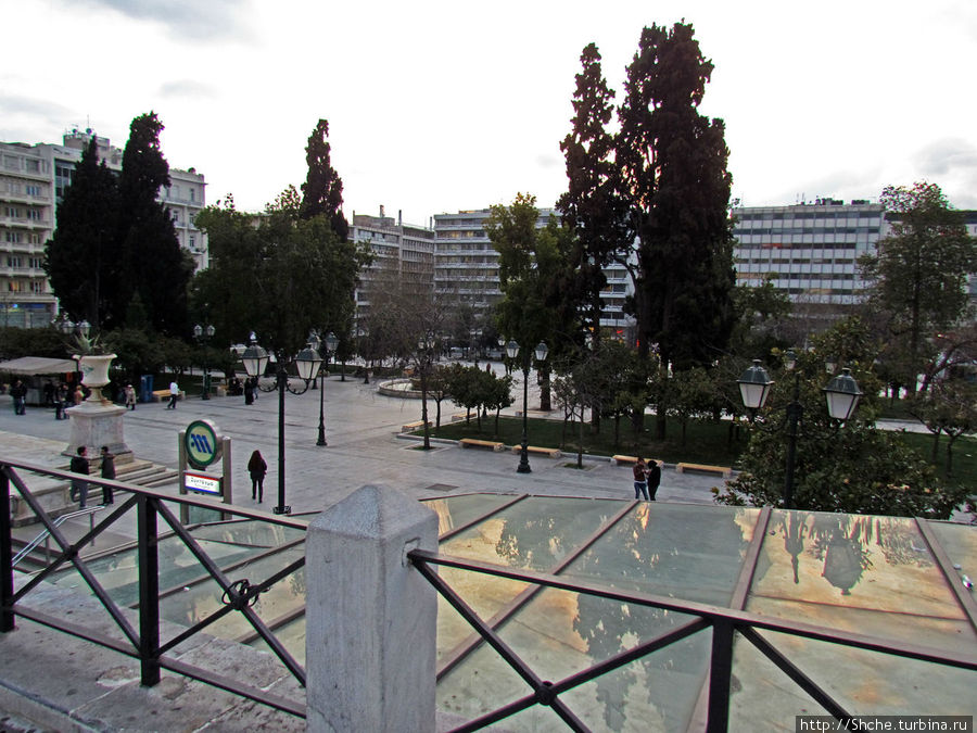 С дугой стороны дороги — пешеходно-парковая часть Афины, Греция