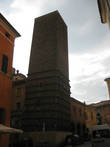 Одна из многих и многих накренившихся башен Италии — хотя и близко не так знаменитая, как пизанская