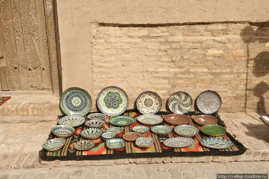 Тарелки — один из главных типов сувениров Хива, Узбекистан