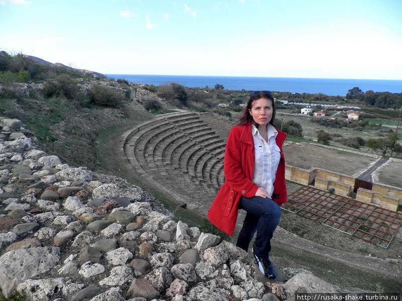 Римский театр и пыльные руины базилики Морфу, Турецкая Республика Северного Кипра