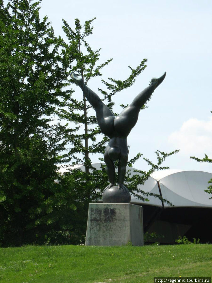 Монструозная скульптура в Олимпиумпарке Мюнхен, Германия