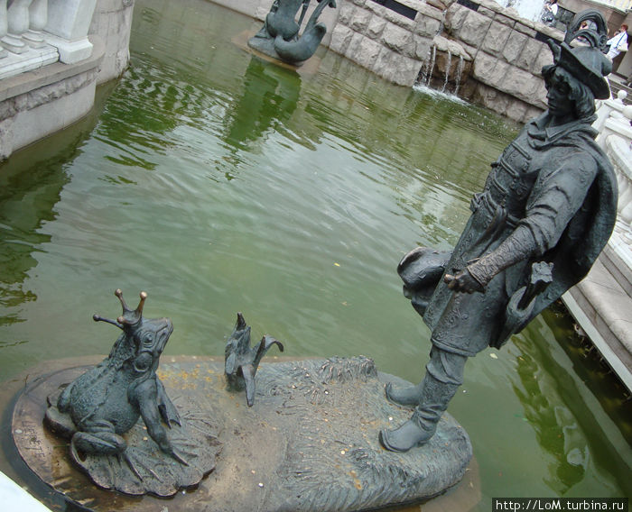 Скульптурная композиция на воде. 
Царевна лягушка. Москва, Россия