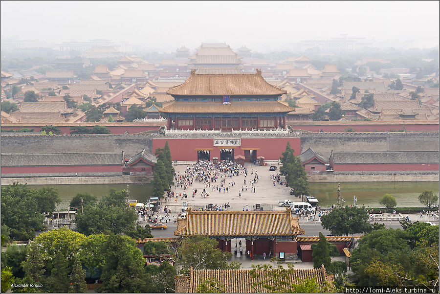 То, что мы полетели в Пекин в самый разгар сезона дождей, я осознал, по-настоящему, лишь, столкнувшись в первые дни нашего пребывания со знаменитым пекинским туманом и почти стопроцентной влажностью воздуха. Вот таким предстал нам Запретный Город. Если смотреть на Запретный город с высоты Угольной горки. Сразу стоит отметить, что желтый и красный — главные цвета Императорского дворца, столь любимые китайцами. В древнем Китае красный цвет означал торжественность, богатство и почтение. Есть у них еще один любимый цвет, но о нем — позже...
* Пекин, Китай