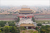 То, что мы полетели в Пекин в самый разгар сезона дождей, я осознал, по-настоящему, лишь, столкнувшись в первые дни нашего пребывания со знаменитым пекинским туманом и почти стопроцентной влажностью воздуха. Вот таким предстал нам Запретный Город. Если смотреть на Запретный город с высоты Угольной горки. Сразу стоит отметить, что желтый и красный — главные цвета Императорского дворца, столь любимые китайцами. В древнем Китае красный цвет означал торжественность, богатство и почтение. Есть у них еще один любимый цвет, но о нем — позже...
*