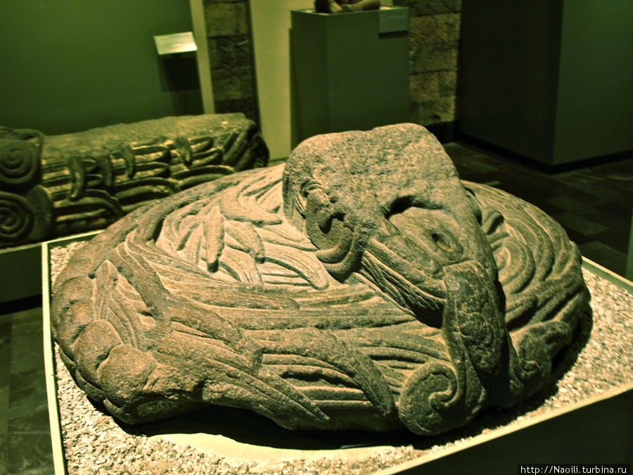 Голова змеи: этот элемент декора выполнен уже в испанский период истории