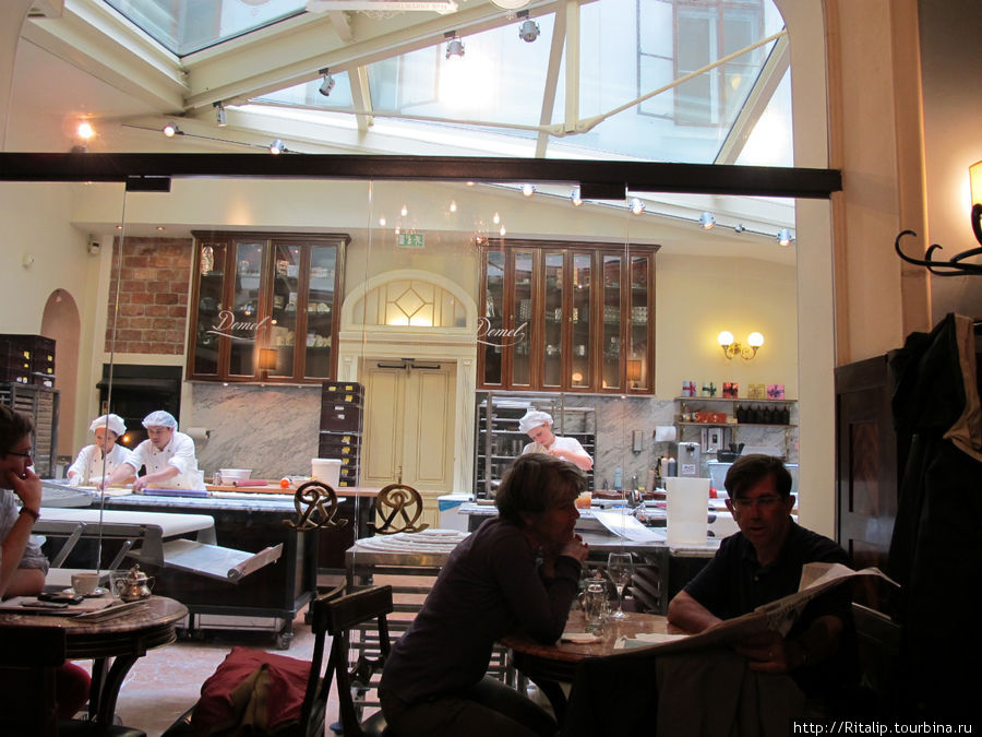 В кафе Демель. Посетители кафе через стеклянную стенку могут видеть процесс приготовления кондитерских изделий. Вена, Австрия