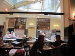 В кафе Демель. Посетители кафе через стеклянную стенку могут видеть процесс приготовления кондитерских изделий.