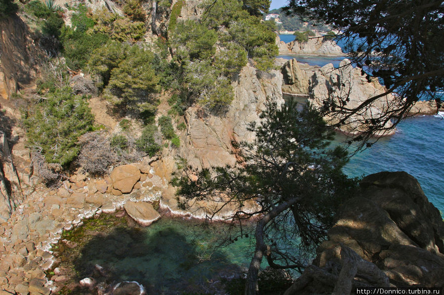 Сверху, стоя у ее подножия, открывается потрясающе красивый вид на уже пройденный кусок побережья Ллорет-де-Мар, Испания