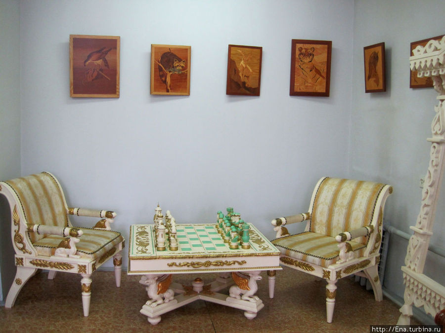 В Буйском краеведческом музее. Выставка буйских умельцев-резчиков по дереву. Шахматный столик