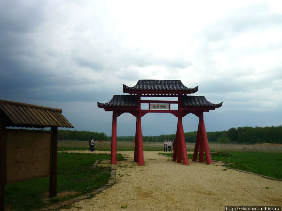 Ворота перед строящимся китайским двором Боровск, Россия