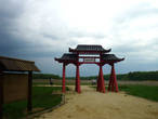 Ворота перед строящимся китайским двором