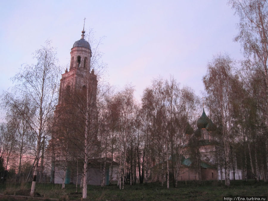 Колокольня Троицкого собора в лучах заката Пошехонье, Россия