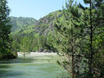 Зелёные воды Чемала сливаются с мутными во время паводка водами Катуни.
