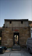 Ну и последней из крепостей оказалась Ma Wat Wei. Внутри особенно ничего интересного не оказалось, кроме собаки с комбезе хаки и башни, так же с двумя платформами для пушек. Датируются кирпичные строения 1740 годом