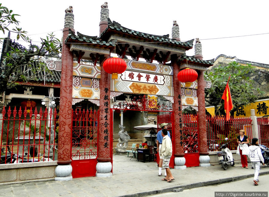 Хойан знаменит еще своими шелковыми красными фонариками, которые  украшают многие дома в городе Хойан, Вьетнам