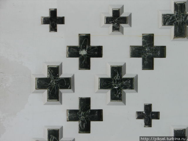 Свеча украшена стеклянными крестами разной величины, символизирующими души умерших от голода. Маленькие кресты — души маленьких детей, кресты большего размера — это души взрослых. Киев, Украина