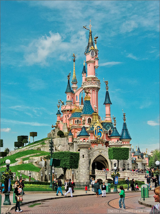 Главный символ Диснейленда — Замок Спящей Красавицы. Как видите распогодилось полностью :) Париж, Франция