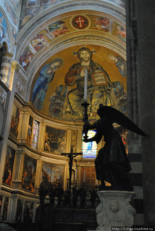 После пожара 1595 года сохранилась мозаика Христа работы Чимабуэ (1302) — учителя Джотто. Пиза, Италия