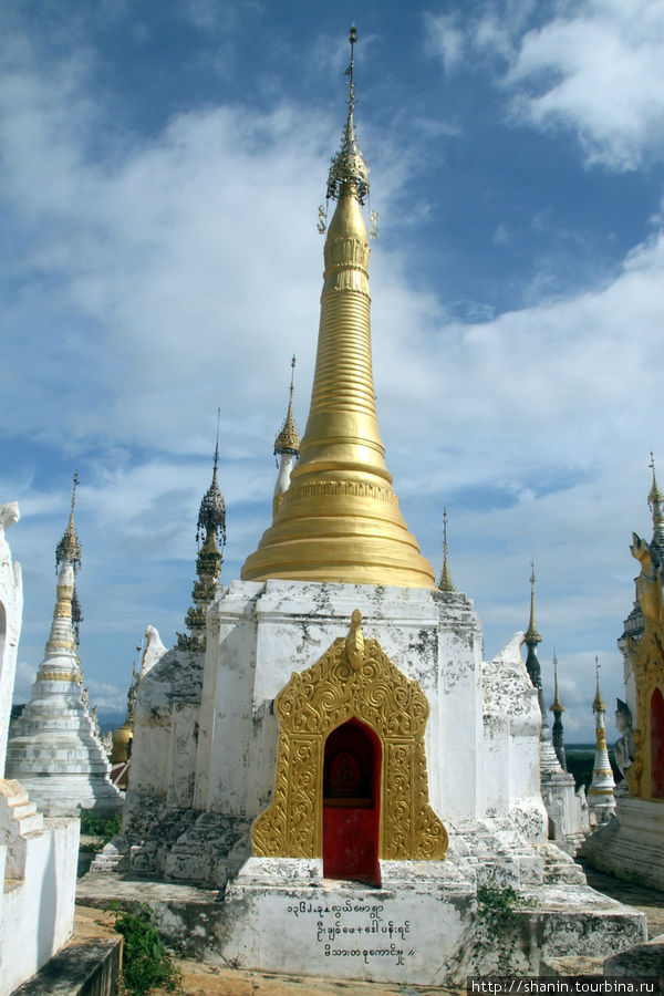 Монастырь с видом на озеро Инле Ньяунг-Шве, Мьянма