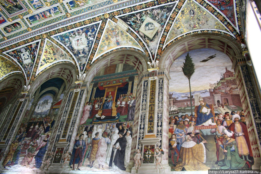 Справа фреска — Папа Пий II прибывает в Анкону. Сиена, Италия