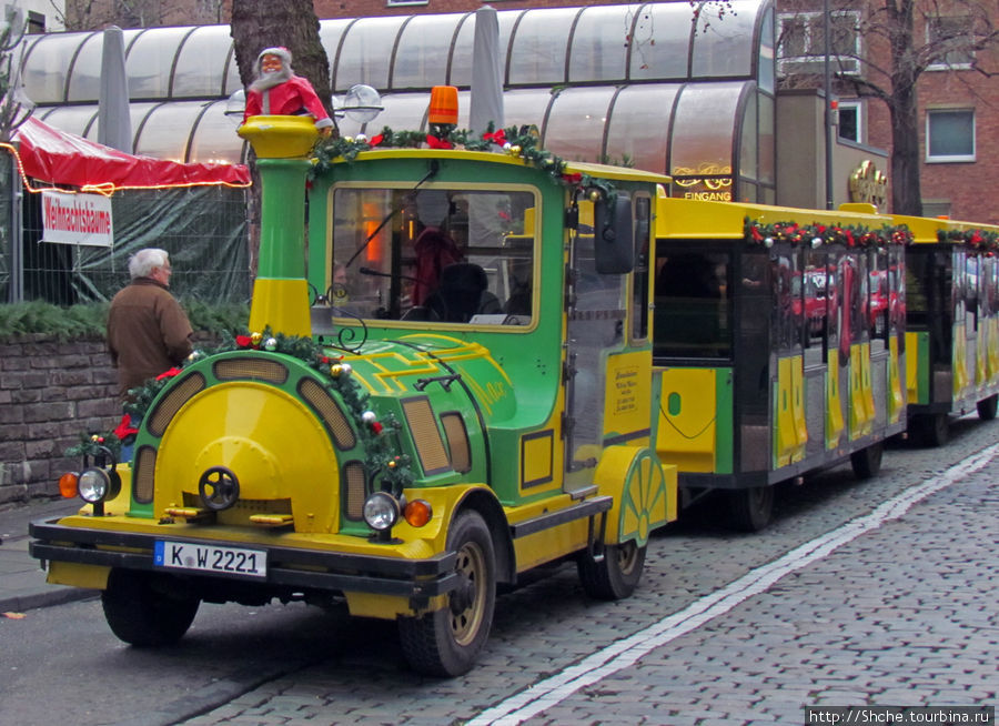 А в городе украсили экскурсионный паравозик... Кёльн, Германия